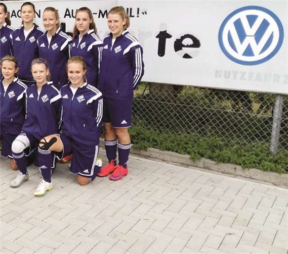 Neue Trainingsanzüge für die B-Juniorinnen.privat