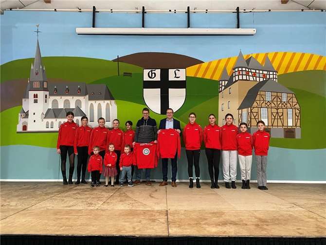 Neue Trainingsjacken für die Tänzerinnen und Tänzer der Karnevalsgesellschaft Leubsdorf.Foto: privat