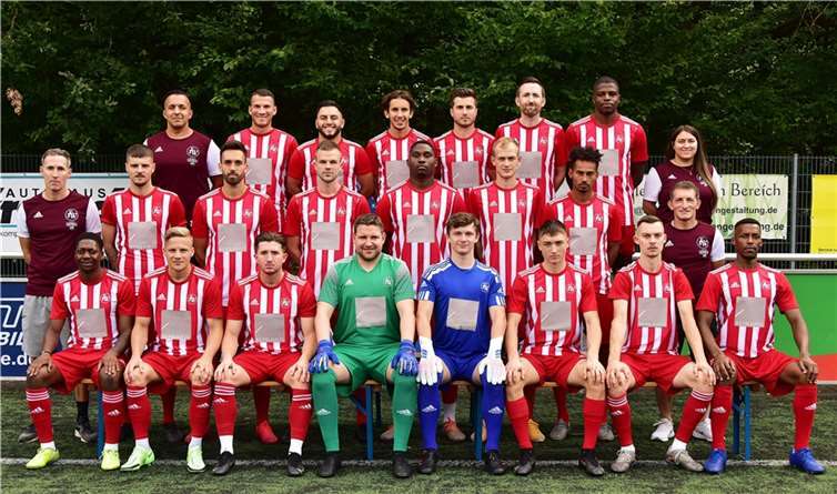 Neue Trikots für die Landesligamannschaft von Premiumpartner Kern-Haus AG.Foto: SV Wachtberg