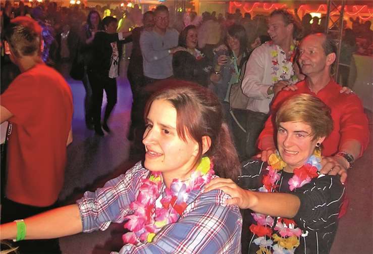 „Neue Wege im Karneval“ war in diesem Fall eine Polonaise quer durch den Saal.PS