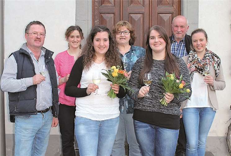 Neue Weinkönigin Eva Klaus (3.v.r.) und neue Weinprinzessin Marie Serwazi (3.v.l.).privat