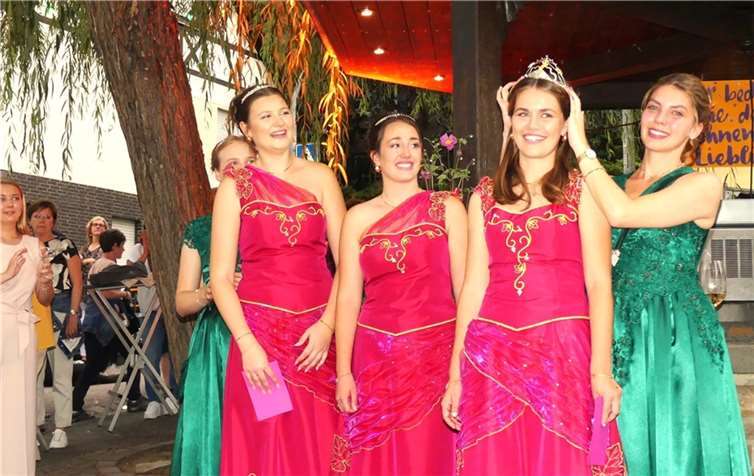 Neue Weinregentin in Dieblich. Weinkönigin Nadine II. setzt ihrer Nachfolgerin Judith I. die heimische Weinkrone auf.