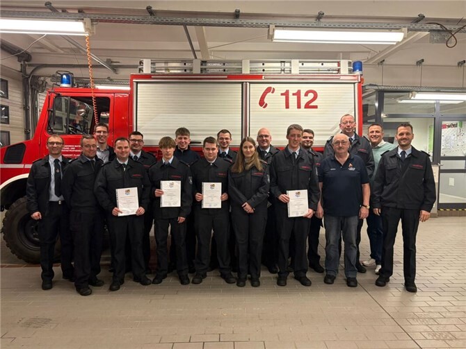 Neue, beförderte und geehrte Mitglieder der Feuerwehr Plaidt, zusammen mit Bürgermeister Sebastian Busch, Ortsbürgermeister Peter Wilkes, Sven Schmitz und Dominik Leersch von der Wehrleitung der Feuerwehr Pellenz, sowie Dirk und Kai Schwindenhammer von der Wehrführung der Feuerwehr Plaidt. Foto: Emma Stimpfl/ Feuerwehr Plaidt