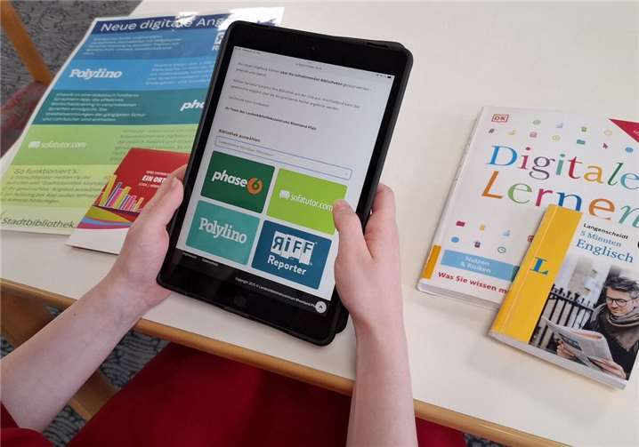 Neue digitale Lernangebote in der Stadtbibliothek: Wer sie nutzen möchte, loggt sich mit dem Bibliothekausweis beim Lizenzmanager RLP ein. Foto: Stadtbibliothek Montabaur / Oliver Schäffer
