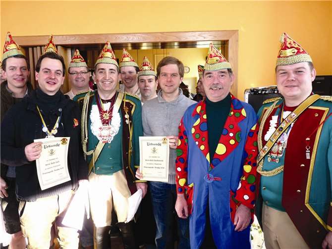 Neue inaktive Mitglieder der Prinzengarde: Hannes und Malte Tack (v. l.) sowie Walter Welsch und Dirk Früchtenicht (2. und 3. v. r.).  FRE