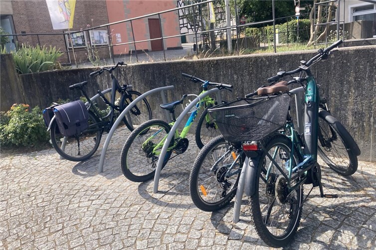 Neue sichere Abstellplätze für Fahrräder an der Rheinbreitbacher Kirche.