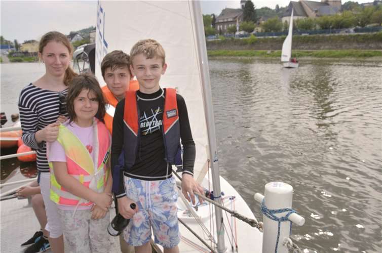 Neue stolze Bootsbesitzer (v.l.). Mara und Marie Massoudy sowie ihr Bruder Max und (vorne r.) Carl Freckmann.