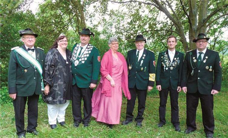 Neue und alte Majestäten v.l. Ehrenbrudermeister Braunwarth, das neue Königspaar, das alte Königspaar, der Jungschützenprinz und Marc Ketzner.Privat