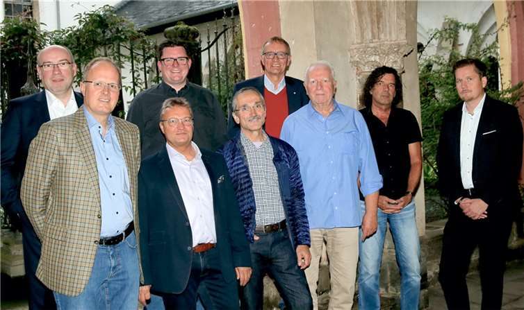 Neue und alte Vorstände von Stiftung und Fördererkreis (vordere Reihe v.l.): Roland Zils, Ulli Theis, Dr. Hermann-Josef Richard, Raimund Bielefeld, Dr. Reinhard Lahr, Timo Schöneberg. (Hintere Reihe v.l.) Walter Kaster, Michael Bleidt und Rainer Kaul. Nicht auf dem Foto: Geschäftsführer des Fördererkreises Willi Grüber.  Foto: Wolfgang Hartmann