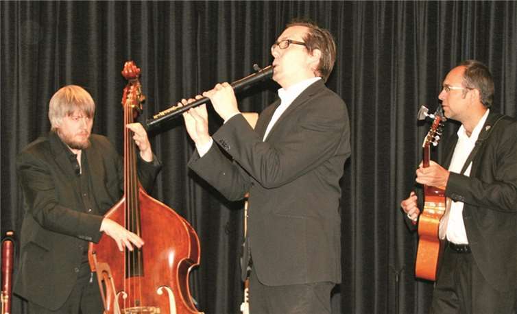 Neue und aufregende Klänge auf bekannten Instrumenten bot das Trio „Wildes Holz“ in der Oberen Burg. DL