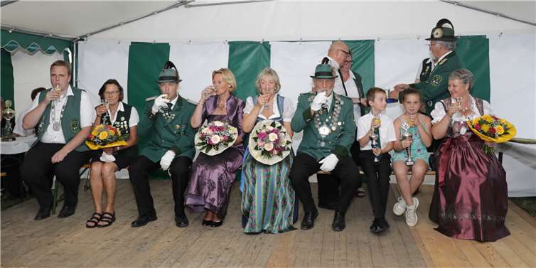 Neue und ehemalige Majestäten (v.li.) Fabian Langen, Mechthild Wolber, Norbert Hopp mit Ehefrau Brigitte, Heinz Krupp mit Ehefrau Irmgard, Tim Sachse, Isabel Ippendorf und Karin Löllgen.CEW