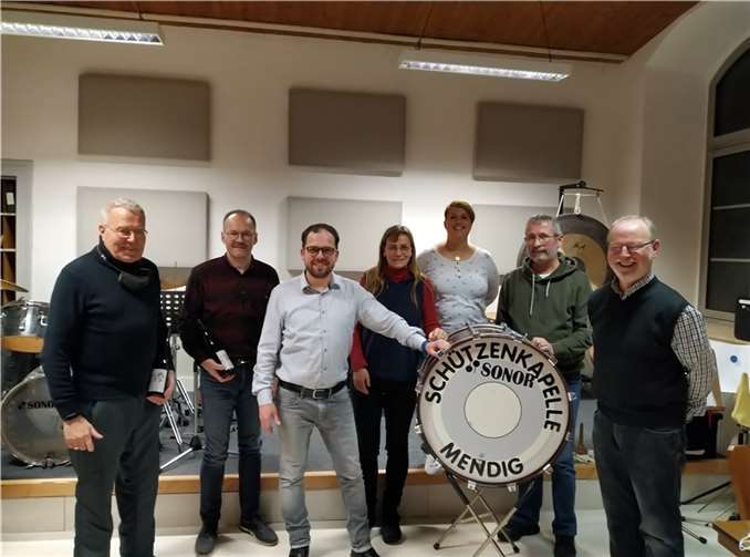Neue und scheidende Vorstandsmitglieder der Schützenkapelle Mendig im frisch renovierten Probenraum. Foto: privat