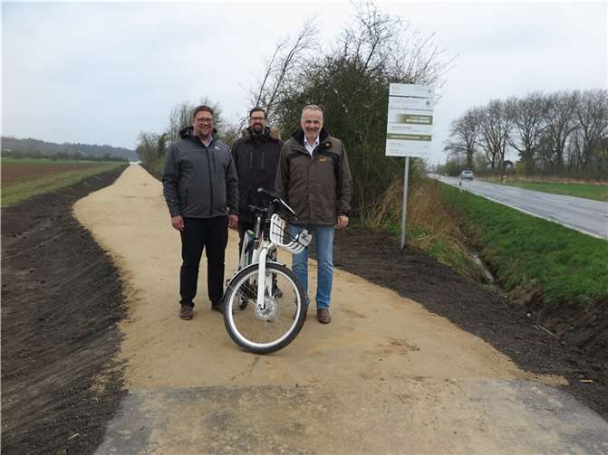 Neuen Radweg offiziell freigegeben: (v.r.) Bürgermeister Jörg Schmidt, Fachbereichsleiter Christian Pohl und Beigeordneter Swen Christian.  Foto: Gemeinde Wachtberg/mm