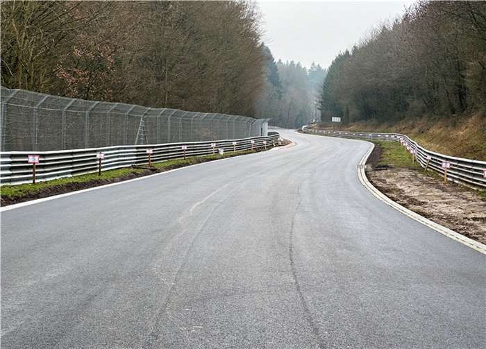 Neuer Asphalt im Streckenabschnitt „Fuchsröhre“ - auf der Länge von einem Kilometer wurde die Nordschleife hier erneuert. Insgesamt verläuft die Strecke 20,8 Kilometer durch die Eifel.  Foto: Nürburgring