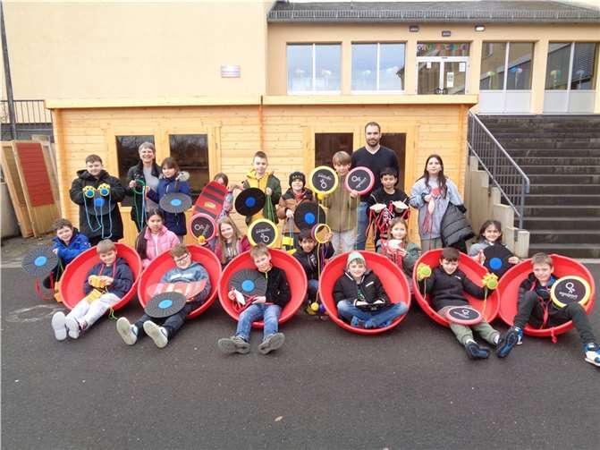 Neuer Bauwagen sowie neue Spielgeräte für die Schüler und Schülerinnen der Grundschule Pfarrer-Bechtel. Foto: privat