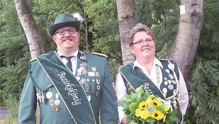 Neuer Bezirkskönig 2013 / 14 Jürgen Kneip, Emmelshausen und die neue Bezirksdamenkönigin Ingrid Stiehl, Emmelhausen. Privat