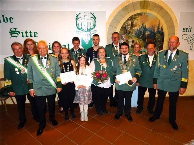 Neuer Bezirksschützenkönig Marcel Eich (4.v.r.) und seine Königin Manuela Enders vertreten den Schützenbezirk bei zukünftigen Festen und Wettbewerben. Foto: privat