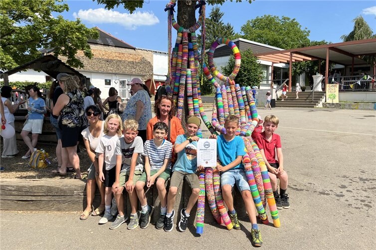 Neuer Deutschland-Rekord: Das längste als Team geknüpfte Loom-Band haben die Kinder der OGS Villip hergestellt.