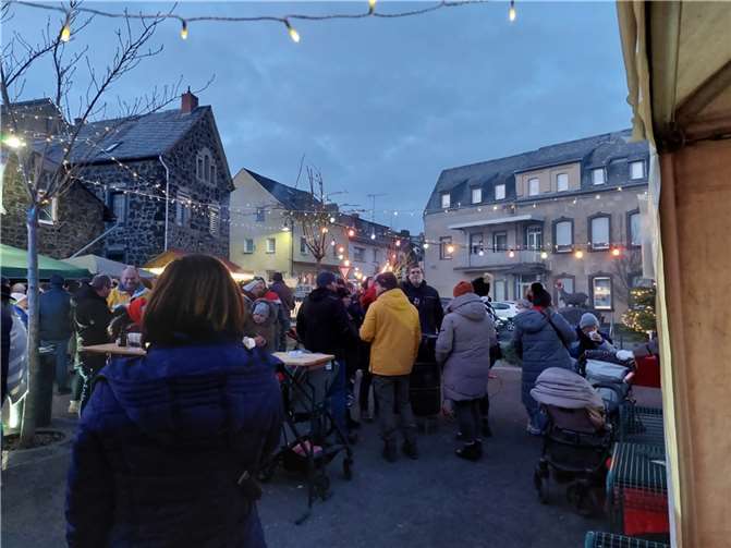 Neuer Dorfplatz während des Adventszaubers.