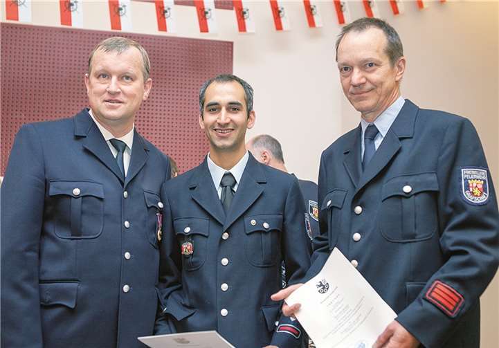Neuer Feuerwehrchef in Birresdorf ist ab sofort Frank Ziegenhals (Mitte), sein Stellvertreter ist zumindest vorübergehend Dirk Missbach. Beide wurden von Bürgermeister Achim Juchem (links) ernannt.