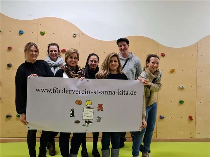 Neuer Fördervereinsvorstand: Afnan Karma (1. Vorsitzende, Dritte von rechts), Niklaas Gemein (1. stellver. Vorsitzender, Zweiter von rechts), Regina Martin (2. Stellver. Vorsitzende, Erste von links), Susanna Haevescher (Kassenführerin, Zweite von links), Anna Zell-Schreiweis (Schriftführerin, Erste von rechts). Foto: privat