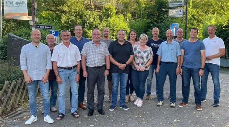 Neuer Gemeinderat von Trimbs (v.l.n.r.): Christian Josten (3. Beigeordneter), Peter Schwarz, Bernd Manns, Stefan Kickertz (1. Beigeordneter), Peter Schmitt (Ortsbürgermeister),Torsten Korbella, Stefan Müller (2. Beigeordneter), Laura Göderz, Brigitte Schneider, Frank Fleschenberg, Willibald Acht, Joachim Dötsch, Ralf Weiler und Maximilian Mumm (Bürgermeister VG Maifeld) . Foto: privat