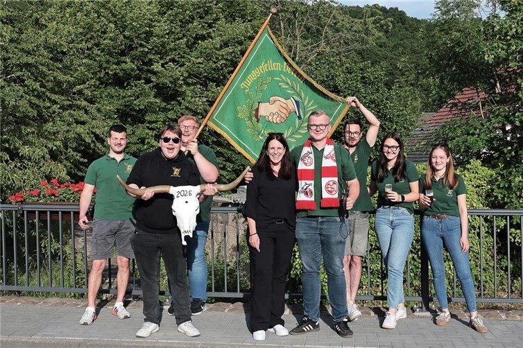 Neuer Hahnekönig des Junggesellenvereins Antweiler ist Timo Ullrich, zur Hahnekönigin kürte er seine Mutter Melanie Ullrich