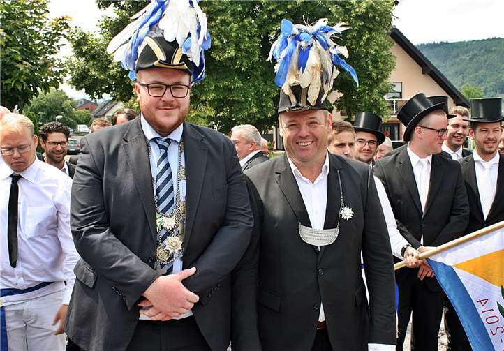 Neuer Junggesellen-König Robin Odenthal mit Alt Junggesellen-König Jörg Schneider.