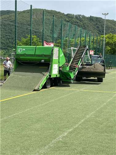 Neuer Kunstrasen für Löfer Sportplatz nach erfolgreicher Relegation. Fotos: privat