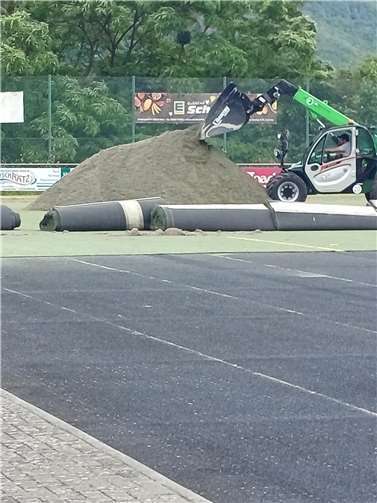 Beginn der Kunstrasenerneuerung am historischen Sportplatz Neuer Kunstrasen nach 18 Jahren.
