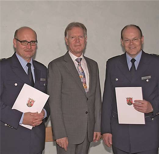 Neuer Leiter des Führungsstabes ist Edmondo Steri. Polizeipräsident Wolfgang Fromm gratulierte zum besonderen Tag. Neuer Leiter der Abteilung Polizeieinsatz ist Christoph Semmelrogge ( v.l.).US