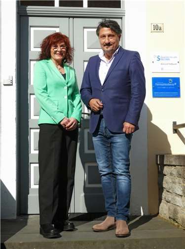 Neuer Quartiersmanager Selim Özen mit Angela Schmitz-Buchholz im „Quartier für alle“ in Selters. Foto: Peter Kiel