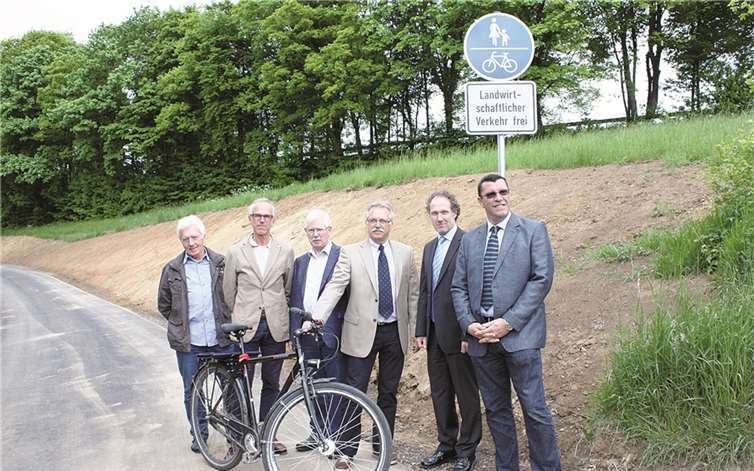 Neuer Radweg in Villip: (v.l.n.r.) die Ratsmitglieder Reinhard Hertz und Friedrich Oettler, Kreistagsmitglied Hans-Joachim Pagels, Hermann-Josef Bongard vom Landesbetrieb Straßen NRW, Beigeordneter Jörg Ostermann und Ausschussvorsitzender Volker Gütten. Gemeinde Wachtberg