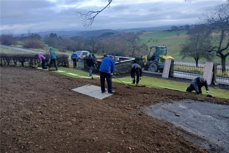 Neuer Rollrasen für den Friedhof. Fotos: Marco Kneip