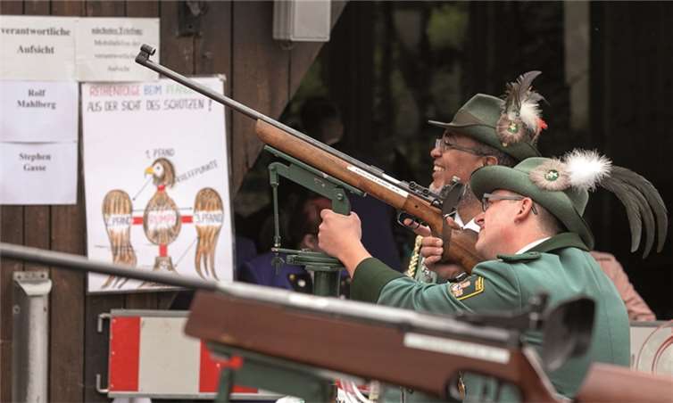 Neuer Schützenkönig der Rheinbacher Sankt Sebastianus und Sankt Hubertus-Schützenbruderschaft wurde mit dem 73. Schuss Michael Berndt (rechts), hier mit Schießmeister Stephen Gasse.Jost