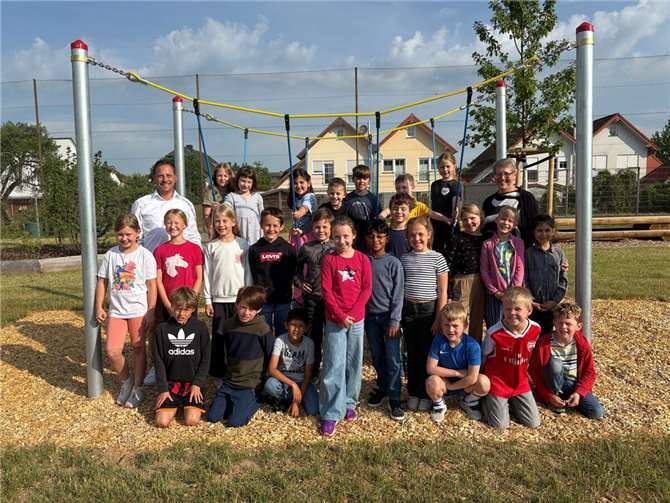 Neuer Schulhof für Kripp: Lernen und Spielen im Einklang mit der Natur. Fotos: Martina Hewel-Brüggert
