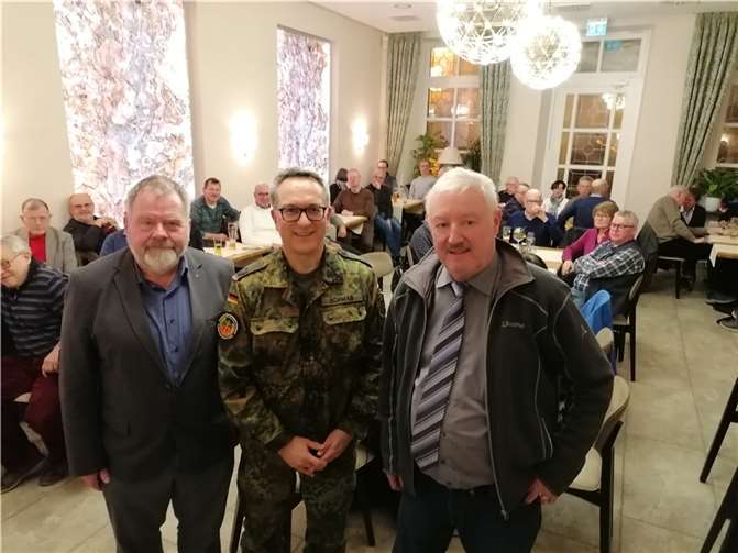 Neuer Vorsitzender der KERH Ahrweiler Ulf Neelsen (links) mit Bezirksvorsitzenden Bezirk Rheinland OTL Michael Schwab (Mitte) und seinem Vorgänger Günter Schwarz.  Foto: Jürgen Schumacher