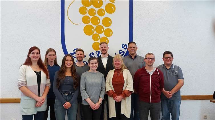 Neuer Vorstand Musikverein Leutesdorf: hintere Reihe v.li. Felix Breidbach (1. Kassierer), Christian Selt (2.Kassierer), Marc Meickmann (Zeugwart), Pascal Berger (1.Vorsitzender). Vordere Reihe v.li.Miriam Kremer (Musikalische Leitung), Marie-Christien Hamann (Beisitzerin), Franziska Brenner (Schriftführerin), Dörte Rose (Pressewart), Ansgar Kremer (Geschäftsführer) und Udo Schneider (2. Vorsitzender).Foto: privat