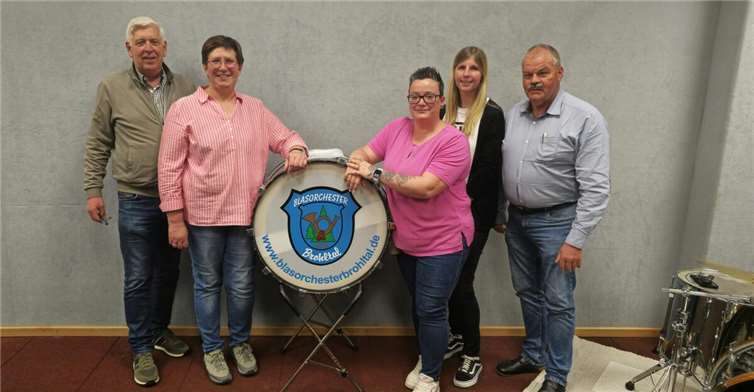 Neuer Vorstand des Blasorchesters Brohltal (v.l.n.r. Reinhard Adams, Bärbel Kalmund, Sarah da Silva Fernandes, Susanne Hoss und Helmut Feldhoff.  Foto: privat