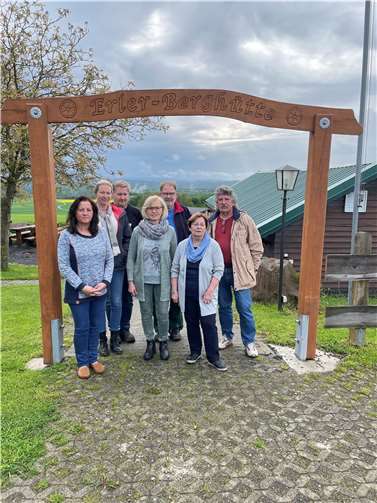 Neuer Vorstand unter neuem Torbogen: (von links) Marietta Schmid-Kalter, Simone Solka, Peter Kohl, Jira Paulsen, Martin Hahnenberg, Carmen Stockhausen und Veit Kalter.  Foto: HVO