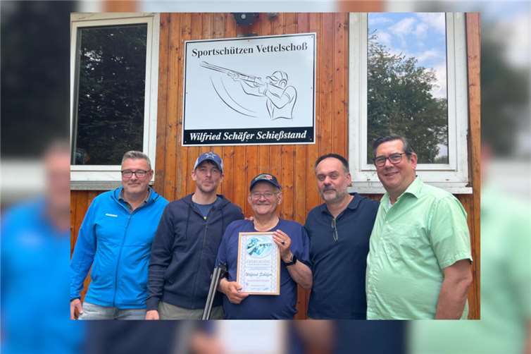 Neuer Vorstand v.l.n.r. : Martin Tettinger (2.Vors.), Christopher Zorner (1. Vors.), Wilfried Schäfer (Ehrenvorsitzender), Torsten Kornmeyer (Schatzmeister), Jörg Sennefelder (Schriftführer).Foto: Jörg Müller