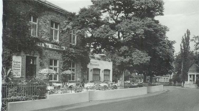 Neuere Straßenführung vor dem Ahrweiler Winzerverein, rechts noch mit einem sogenannten Tempelchen im Gelände der Klinik Ehrenwall, welches heute nicht mehr steht.  Stadtarchiv Bad Neuenahr-Ahrweiler