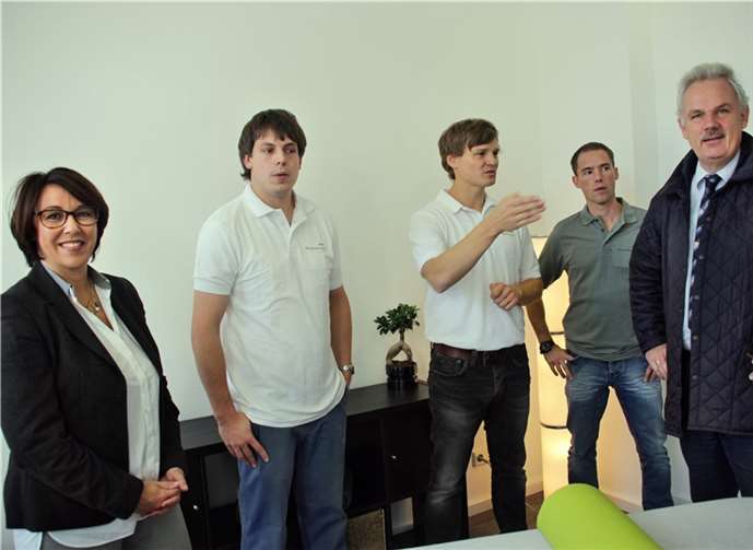 Neueröffnung des Physiotherapiezentrums in der Martinstr. (v.li.): Silke Josten-Schneider, Dennis Clemens, Matthias Grunert, Tino Schulz und BM Stefan Raetz.