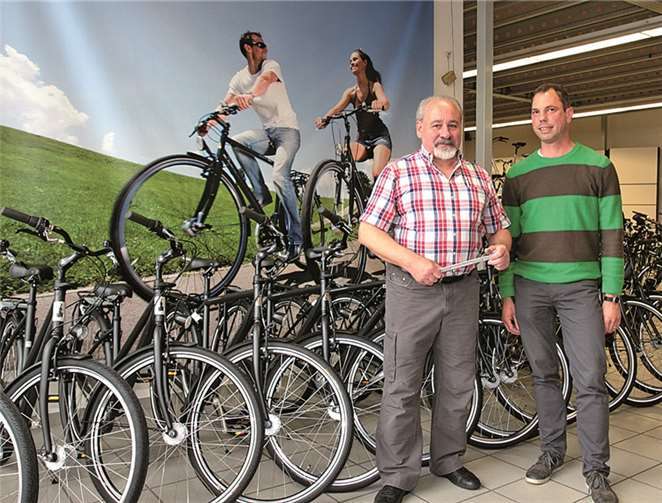 Neueröffnung nach Umbau und Jubiläum im Fachgeschäft Rad und Sport in Meckenheim Merl. (v.li.): Meister Hans Ruland und der neue Inhaber desFachgeschäftes, Stefan Rostock. -STEIN-