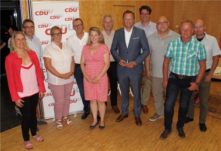 Neues CDU-Team mit Josef Oster MdB, v.l. Dagmar Hüttmann, Bernd Dobkowitz, Vanessa Hahn, Dirk Schneider (1. Vors.), Georgia Bischoff, Klaus Schwenkmezger (2. Vors.), Josef Oster MdB (Gast), Chrisitian Kehr, Horst Meurer, Frank Schneider, Kai Lemler.Fotos: privat