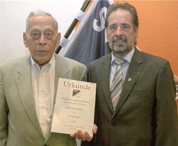 Neues Ehrenmitglied des SVR Fritzdorf ist Peter Herschbach (links), der Vorsitzende Kurt Wingender gratulierte. VJ