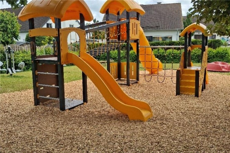 Neues Klettergerüst für den Spielplatz an der Kirche in Alzheim