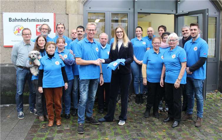 Neues Outfit für ein engagiertes Team: Strahlende Gesichter bei der Spendenübergabe vor der Koblenzer Bahnhofsmission.Quelle: Caritasverband Koblenz e.V.
