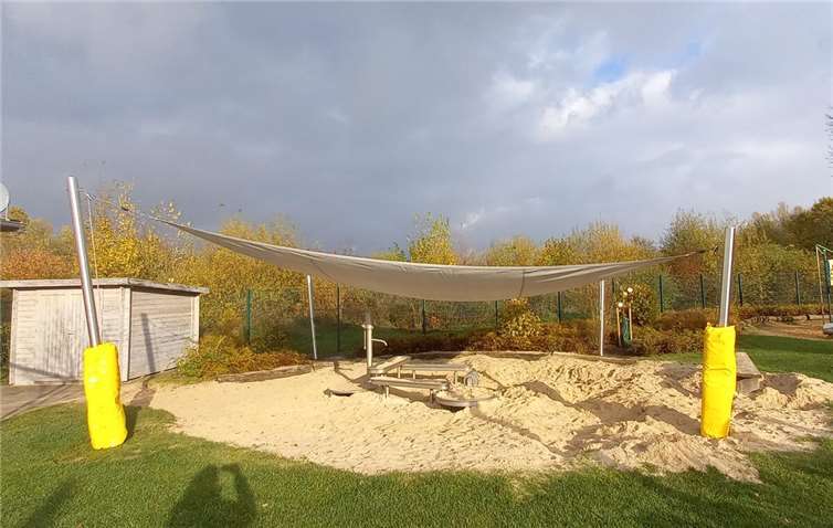Neues Sonnensegel über der Wasserspielanlage der Kindertagesstätte Oedinger Höhenzwerge.  Foto: Friederike Schumacher