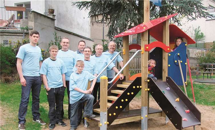 „Neues Spielgerät Dedenbach“: Fleißige Helfer um Ortsbürgermeister Manfred Meier stellten in Dedenbach ein neues Spielgerät auf dem Spielplatz im Mitteldorf auf. -Werner Krupp-